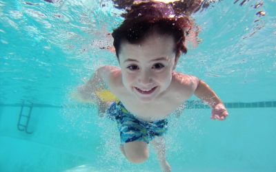 ¿Por qué se ponen los ojos rojos en la piscina? Te sorprenderá saber la auténtica causa